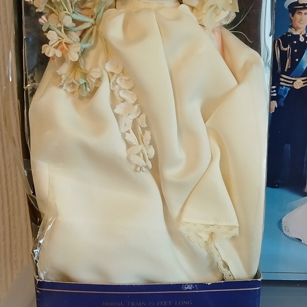 Set of 2 VTG 1982 Prince Charles and Princess Diana of Wales 12" Wedding Dolls - Picture 8 of 16